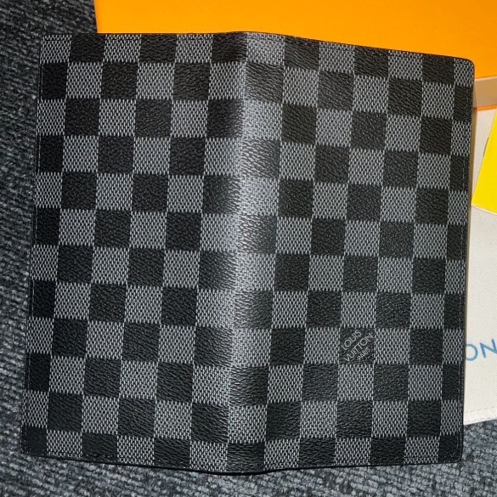 Authentic preowned Louis Vuitton Brazza wallet. Comes with dust bag and box.